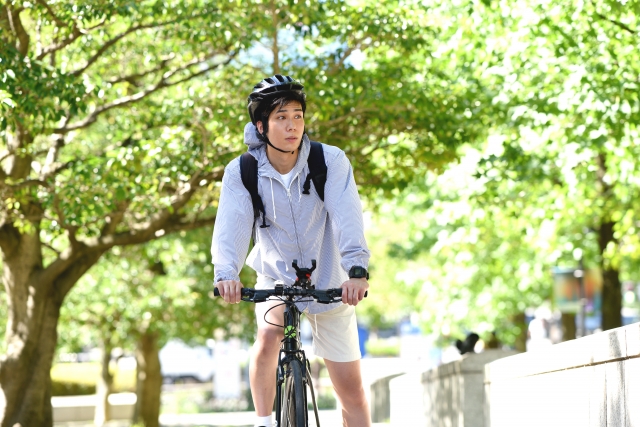 全国各地で進む自転車運転中のヘルメット着用義務化の課題