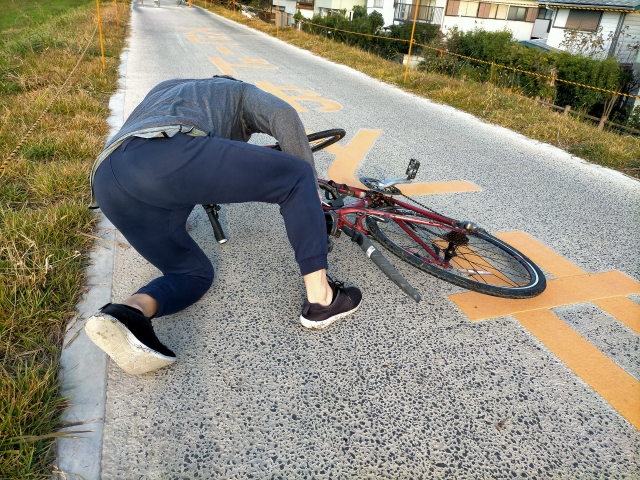 東京都足立区、歩行中男性が自転車との衝突により車道に倒れ、走って来たトラックにはねられ死亡